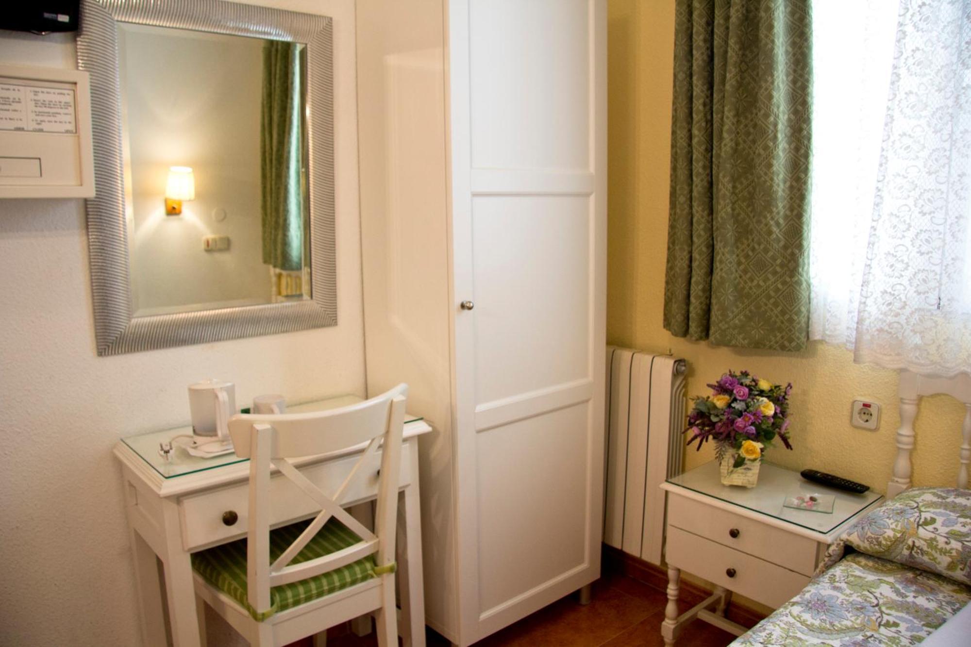 Hostal Los Alpes Madrid Pokoj fotografie