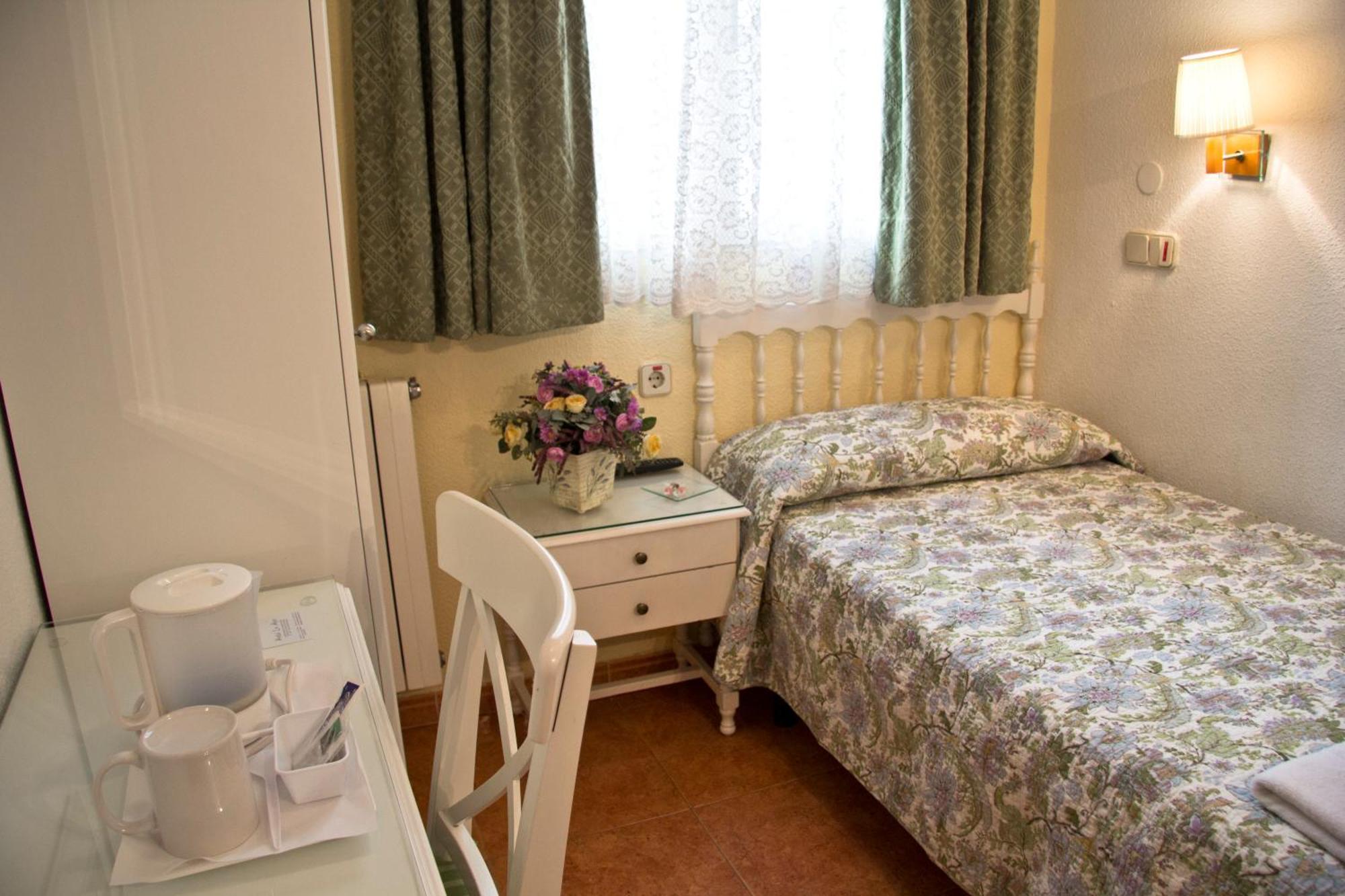 Hostal Los Alpes Madrid Pokoj fotografie
