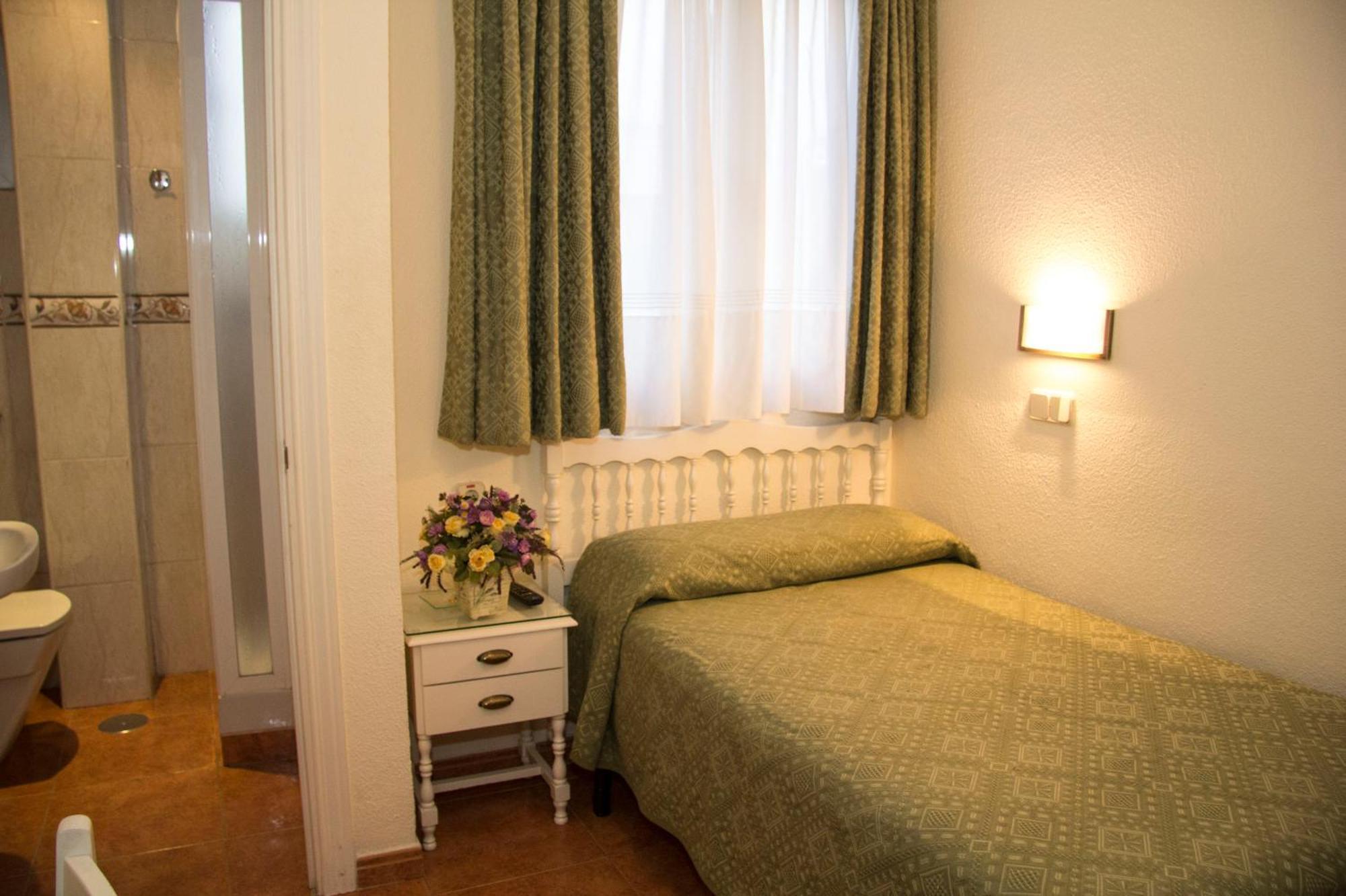 Hostal Los Alpes Madrid Pokoj fotografie