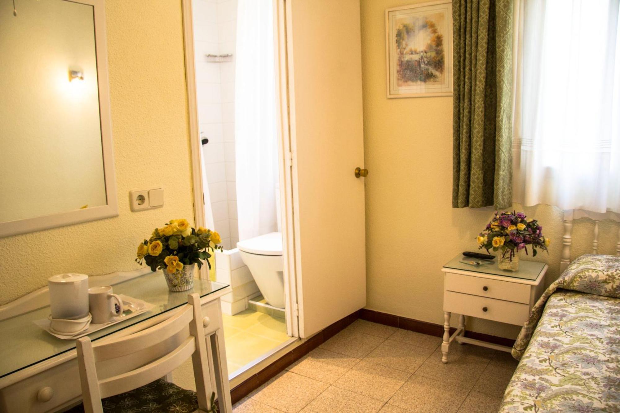 Hostal Los Alpes Madrid Pokoj fotografie