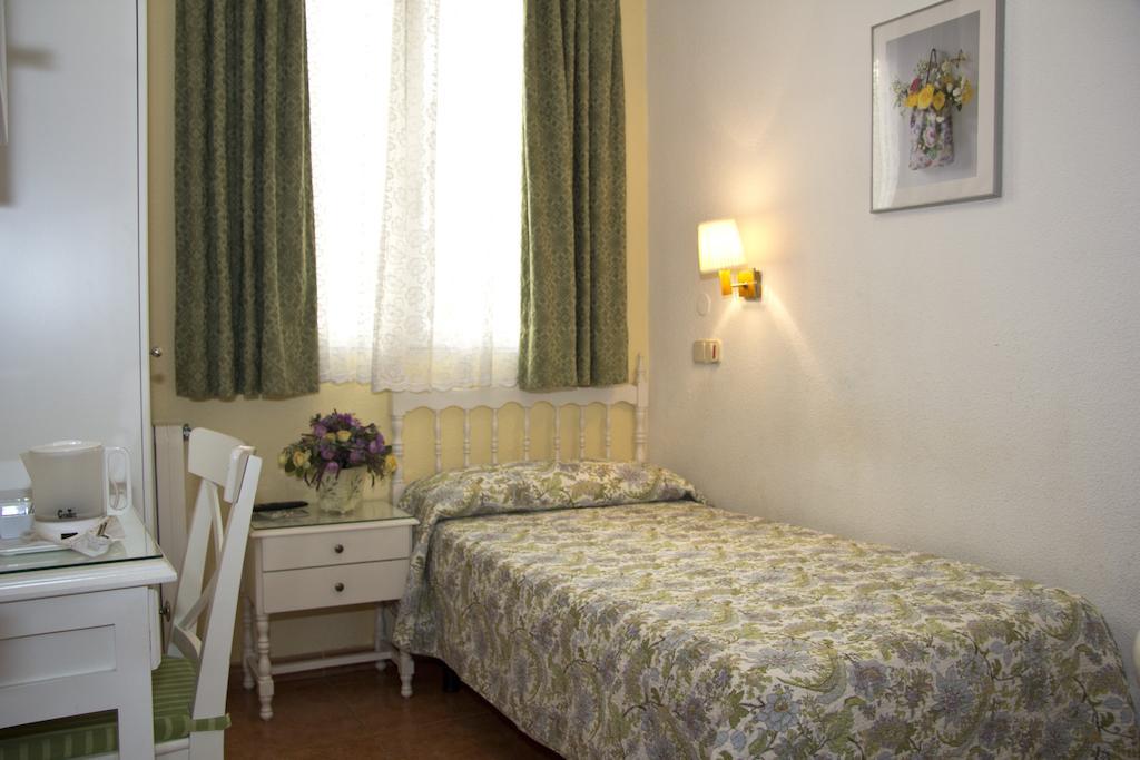 Hostal Los Alpes Madrid Pokoj fotografie